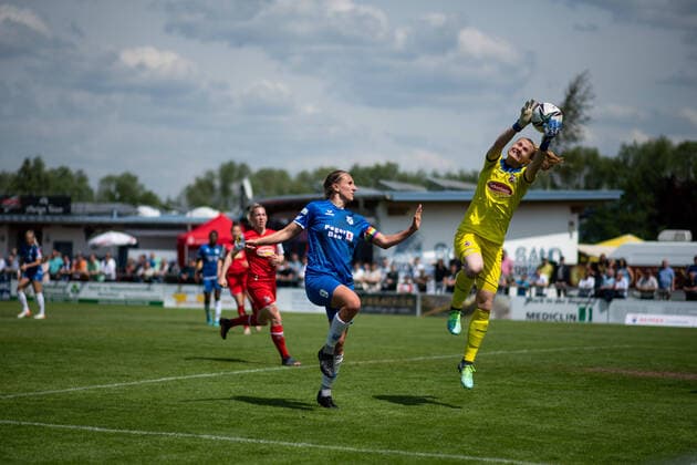 Doerthe Hoppius SC Sand in duel with Manon Klett 1 FC Koeln , GER, SC Sand vs FC Koeln, Flyeralarm Frauen Bundesliga, 21 Spieltag, 08 05 2022, Spielzeit 2021 2022 GER, SC Sand vs FC Koeln, Flyeralarm Frauen Bundesliga, 21 Spieltag, 08 05 2022, Spielzeit 2021 2022 Copyright: xEibner Memmlerx EP_MMR