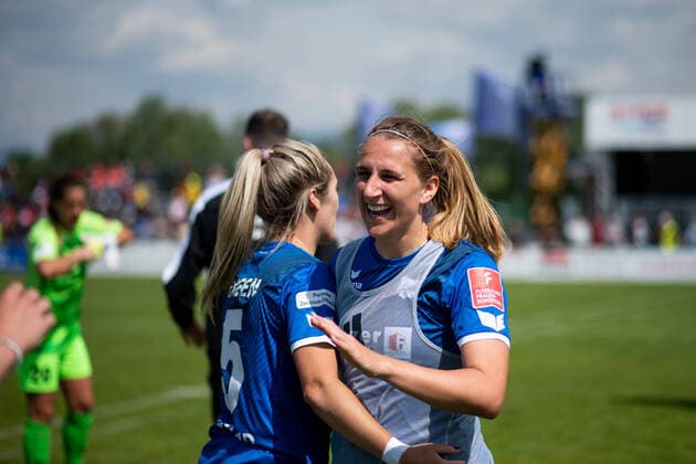 Chiara Loos SC Sand , Doerthe Hoppius SC Sand cheer over victory, GER, SC Sand vs FC Koeln, Flyeralarm Frauen Bundesliga, 21 Spieltag, 08 05 2022, Spielzeit 2021 2022 GER, SC Sand vs FC Koeln, Flyeralarm Frauen Bundesliga, 21 Spieltag, 08 05 2022, Spielzeit 2021 2022 Copyright: xEibner Memmlerx EP_MMR