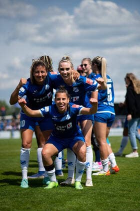 Noemi Gentile SC Sand , Marina Georgieva SC Sand , Chiara Loos SC Sand and team celebrate victory, GER, SC Sand vs FC Koeln, Flyeralarm Frauen Bundesliga, 21 Spieltag, 08 05 2022, Spielzeit 2021 2022 GER, SC Sand vs FC Koeln, Flyeralarm Frauen Bundesliga, 21 Spieltag, 08 05 2022, Spielzeit 2021 2022 Copyright: xEibner Memmlerx EP_MMR
