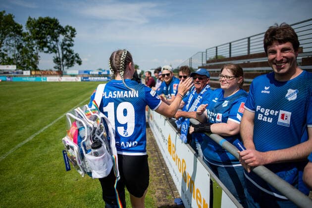 Molli Plasmann SC Sand thanks fans, GER, SC Sand vs FC Koeln, Flyeralarm Frauen Bundesliga, 21 Spieltag, 08 05 2022, Spielzeit 2021 2022 GER, SC Sand vs FC Koeln, Flyeralarm Frauen Bundesliga, 21 Spieltag, 08 05 2022, Spielzeit 2021 2022 Copyright: xEibner Memmlerx EP_MMR