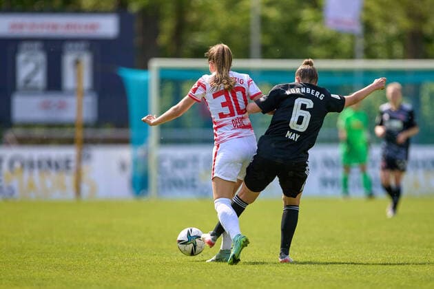 08 05 2022, GER, womens soccer, 2 BL, 2021 2022, RB Leipzig 1 FC Nürnberg Medina Desic 30, li , RB Leipzig , Jessica May 6, Nürnberg in duel for ball, score in background, 2 1, release, action Markranstädt Stadion am Bad Sachsen Germany