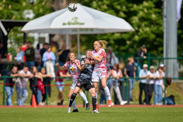 08 05 2022, GER, womens soccer, 2 BL, 2021 2022, RB Leipzig 1 FC Nürnberg v l n r Josefine Schaller 5, RB Leipzig, Nastassia Lein 24, Nürnberg , Victoria Krug 20, RB Leipzig action, header duel, ball in the air, in front of audience, all eyes closed Markranstädt Stadion am Bad Sachsen Germany