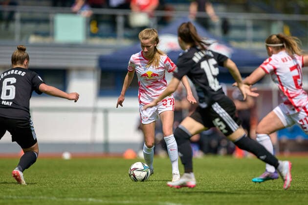 08 05 2022, GER, womens soccer, 2 BL, 2021 2022, RB Leipzig 1 FC Nürnberg Marlene Müller 27, RB Leipzig action, with ball, surrounded by other players, in front of stands Markranstädt Stadion am Bad Saxony Germany