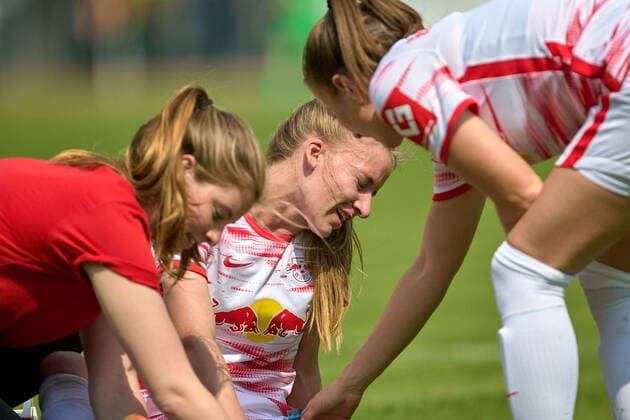 08 05 2022, GER, womens soccer, 2 BL, 2021 2022, RB Leipzig 1 FC Nuremberg Marlene Müller 27, RB Leipzig receives treatment after press hit, pain, portrait Markranstädt Stadion am Bad Saxony Germany