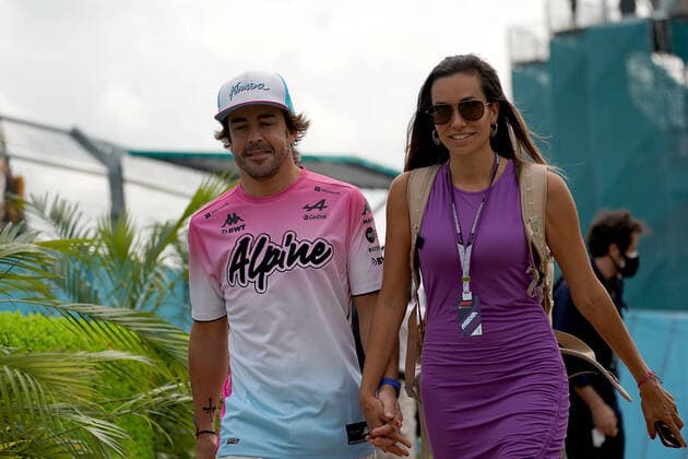 FORMULA 1 CRYPTO COM MIAMI GRAND PRIX 08 05 2022, Miami International Autodrome, Miami, FORMULA 1 CRYPTO COM MIAMI GRAND PRIX ,in the picture Fernando Alonso ESP , Alpine F1 Team with new girlfriend, the Servus TV presenter Andrea Schlager nordphotoxGmbHx xBratic nph00250
