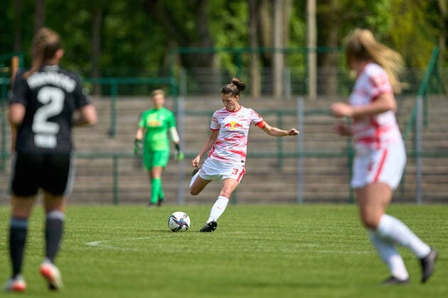 08 05 2022, GER, womens soccer, 2 BL, 2021 2022, RB Leipzig 1 FC Nuremberg Johanna Kaiser 3, RB Leipzig free position, action, with ball, shooting motion, captain Markranstädt Stadion am Bad Saxony Germany