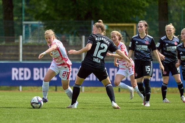 08 05 2022, GER, womens soccer, 2 BL, 2021 2022, RB Leipzig 1 FC Nürnberg Vanessa Fudalle 21, li , RB Leipzig , Amelie Thöle 12, Nürnberg in duel for ball surrounded by several players Markranstädt Stadion am Bad Saxony Germany