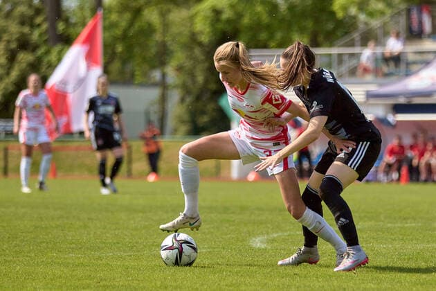 08 05 2022, GER, womens soccer, 2 BL, 2021 2022, RB Leipzig 1 FC Nürnberg Marlene Müller 27, li , RB Leipzig , Rebekka Salfelder 15, Nürnberg , duel, with ball, flag in background Markranstädt Stadion am Bad Saxony Germany