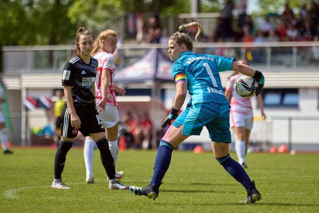 08 05 2022, GER, womens soccer, 2 BL, 2021 2022, RB Leipzig 1 FC Nürnberg Lea Paulick 1, Nürnberg throws ball, puts ball in play, action, concentrated Markranstädt Stadion am Bad Saxony Germany