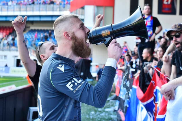 3. kolo nadstavby prvni fotbalove ligy, skupina o titul: Viktoria Plzen - Sparta Praha, 8. kvetna 2022 v Plzni. Brankar Jindrich Stanek z Plzne zdravi fanousky. CTKPhotoP2022050805557  cha014