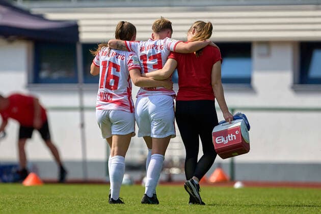 08 05 2022, GER, womens soccer, 2 BL, 2021 2022, RB Leipzig 1 FC Nürnberg Lea Sophie Misch 16, purl , RB Leipzig , Lea Mauly 13, RB Leipzig , after collision, is taken off the field, physio, back view Markranstädt Stadion am Bad Saxony Germany