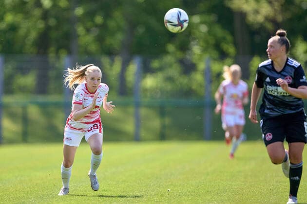 08 05 2022, GER, womens soccer, 2 BL, 2021 2022, RB Leipzig 1 FC Nürnberg Larissa Schreiber 29, li , RB Leipzig free plate, action, looking at ball, focused Markranstädt Stadion am Bad Saxony Germany