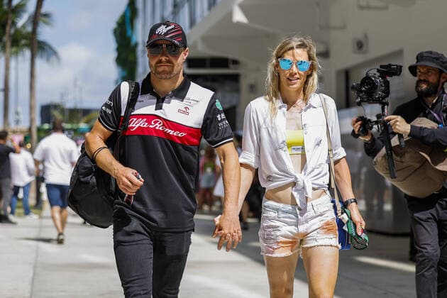BOTTAS Valtteri (fin), Alfa Romeo F1 Team ORLEN C42 and his girlfriend CROMWELL Tiffany during the Formula 1 Crypto.com Miami Grand Prix 2022, 5th round of the 2022 FIA Formula One World Championship, WM, Weltmeisterschaft on the Miami International Autodrome, from May 6 to 8, 2022 in Miami Gardens, Florida, United States of America - F1 - MIAMI GRAND PRIX 2022 - RACE DPPI Panoramic  00122014__DEL0007.JPG_