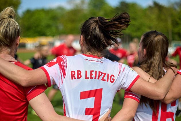 08 05 2022, GER, womens soccer, 2 BL, 2021 2022, RB Leipzig 1 FC Nürnberg Johanna Kaiser 3, RB Leipzig , back view, in team circle, after final whistle, celebrates Markranstädt Stadion am Bad Saxony Germany