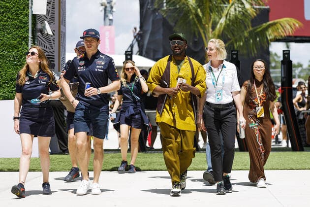 VERSTAPPEN Max (ned), Red Bull Racing RB18 and will.i.am, American rapper, portrait during the Formula 1 Crypto.com Miami Grand Prix 2022, 5th round of the 2022 FIA Formula One World Championship, WM, Weltmeisterschaft on the Miami International Autodrome, from May 6 to 8, 2022 in Miami Gardens, Florida, United States of America - F1 - MIAMI GRAND PRIX 2022 - RACE DPPI Panoramic  00122014__DEL0195.JPG_