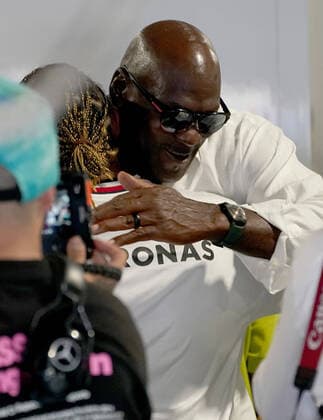 FORMULA 1 CRYPTO COM MIAMI GRAND PRIX 08 05 2022, Miami International Autodrome, Miami, FORMULA 1 CRYPTO COM MIAMI GRAND PRIX ,in picture basketball star Michael Jordan hugs Lewis Hamilton GBR , Mercedes AMG Petronas Formula One Team nordphotoxGmbHx xBratic nph00250