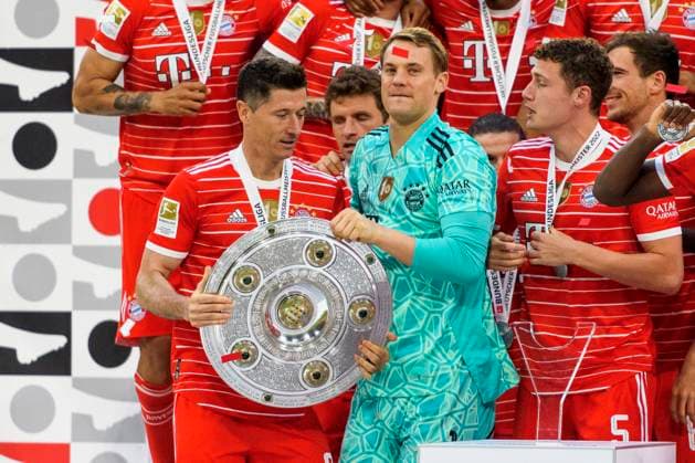 GER, DFB, FC Bayern Muenchen vs VfB Stuttgart 08 05 2022, Allianz Arena, Muenchen, GER, DFB, FC Bayern Muenchen vs VfB Stuttgart , in picture Robert Lewandowski FCB 9 with Manuel Neuer FCB 1 and the meisterschale nordphotoxGmbHx xStraubmeier nph00004