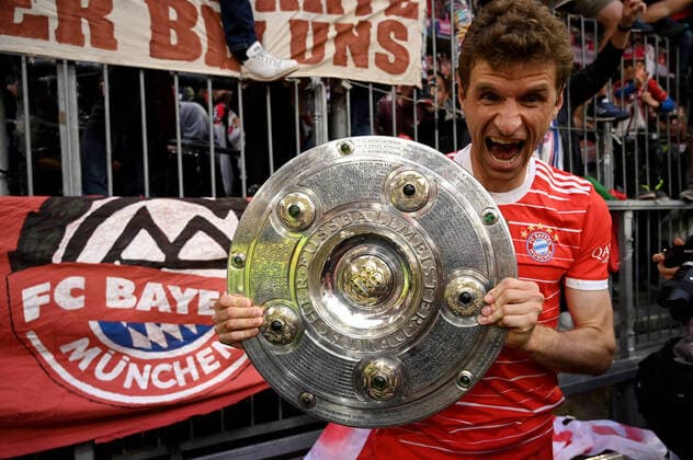 Bilder des Jahres 2022, Sport 05 Mai Sport Themen der Woche KW18 Sport Bilder des Tages Muenchen, Allianz Arena, 08.05.22, GER, Herren, 1.Bundesliga, Saison 2021-2022, FC Bayern Muenchen - VfB Stuttgart Bild: Thomas Müller (Bayern) mit Meisterschale Nur fuer journalistische Zwecke! Only for editorial use! Gemaess den Vorgaben der DFL Deutsche Fußball Liga ist es untersagt, in dem Stadion und oder vom Spiel angefertigte Fotoaufnahmen in Form von Sequenzbildern und oder videoaehnlichen Fotostrecken zu verwerten bzw. verwerten zu lassen. DFL regulations prohibit any use of photographs as image sequences and or quasi-video. Bayern Deutschland *** Munich, Allianz Arena, 08 05 22, GER, Men, 1 Bundesliga, Saison 2021 2022, FC Bayern Muenchen VfB Stuttgart Bild Thomas Müller Bayern mit Meisterschale Nur fuer journalistische Zwecke Only for editorial use According to the regulations of the DFL Deutsche Fußball Liga it is prohibited to use or have used photographs taken in the stadium and or from the game in the form of sequence images and or video-like photo series DFL regulations prohibit any use of photographs as image sequences and or quasi video Bayern Germany