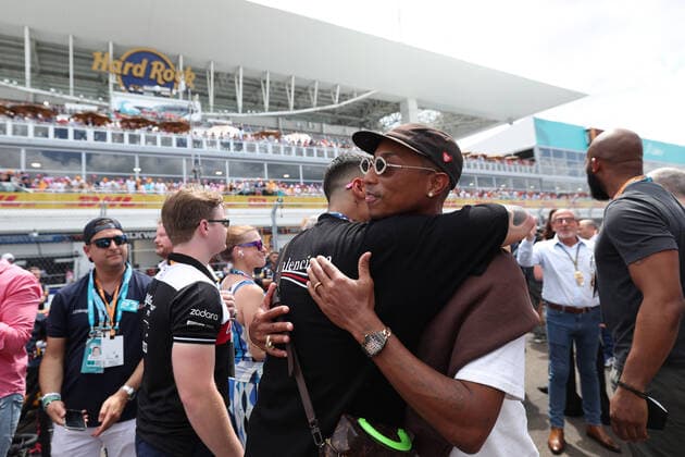 Pharrell Williams with Serena Williams, starting grid, grille de depart, during the US human during the Formula 1 Crypto.com Miami Grand Prix 2022, 5th round of the 2022 FIA Formula One World Championship, WM, Weltmeisterschaft on the Miami International Autodrome, from May 6 to 8, 2022 in Miami Gardens, Florida, United States of America - F1 - MIAMI GRAND PRIX 2022 - RACE DPPI Panoramic  GOOD0247