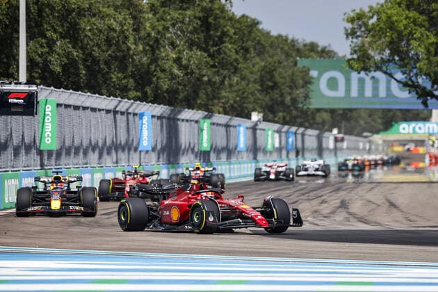 16 LECLERC Charles (mco), Scuderia Ferrari F1-75, action with 01 VERSTAPPEN Max (nld), Red Bull Racing RB18, action, start during the Formula 1 Crypto.com Miami Grand Prix 2022, 5th round of the 2022 FIA Formula One World Championship, WM, Weltmeisterschaft on the Miami International Autodrome, from May 6 to 8, 2022 in Miami Gardens, Florida, United States of America - F1 - MIAMI GRAND PRIX 2022 - RACE DPPI Panoramic _R5_9955_1