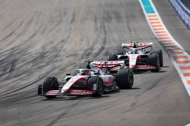 20 MAGNUSSEN Kevin (den), Haas F1 Team VF-22 Ferrari, action with 47 SCHUMACHER Mick (ger), Haas F1 Team VF-22 Ferrari during the Formula 1 Crypto.com Miami Grand Prix 2022, 5th round of the 2022 FIA Formula One World Championship, WM, Weltmeisterschaft on the Miami International Autodrome, from May 6 to 8, 2022 in Miami Gardens, Florida, United States of America - F1 - MIAMI GRAND PRIX 2022 - RACE DPPI Panoramic GOOD0648