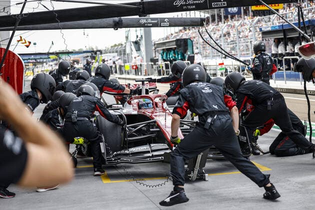 77 BOTTAS Valtteri (fin), Alfa Romeo F1 Team ORLEN C42, action, pit stop during the Formula 1 Crypto.com Miami Grand Prix 2022, 5th round of the 2022 FIA Formula One World Championship, WM, Weltmeisterschaft on the Miami International Autodrome, from May 6 to 8, 2022 in Miami Gardens, Florida, United States of America - F1 - MIAMI GRAND PRIX 2022 - RACE DPPI Panoramic _DE_0892