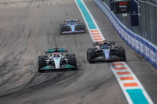 23 ALBON Alexander (tha), Williams Racing FW44, action with 63 RUSSELL George (gbr), Mercedes AMG F1 Team W13 during the Formula 1 Crypto.com Miami Grand Prix 2022, 5th round of the 2022 FIA Formula One World Championship, WM, Weltmeisterschaft on the Miami International Autodrome, from May 6 to 8, 2022 in Miami Gardens, Florida, United States of America - F1 - MIAMI GRAND PRIX 2022 - RACE DPPI Panoramic GOOD0608
