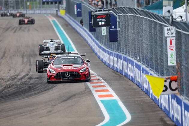 Safety car after Lando Noriis™ crash during the Formula 1 Crypto.com Miami Grand Prix 2022, 5th round of the 2022 FIA Formula One World Championship, WM, Weltmeisterschaft on the Miami International Autodrome, from May 6 to 8, 2022 in Miami Gardens, Florida, United States of America - F1 - MIAMI GRAND PRIX 2022 - RACE DPPI Panoramic  GOOD0910
