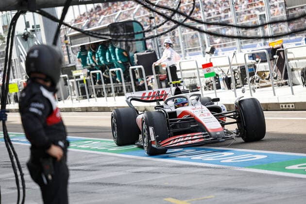 47 SCHUMACHER Mick (ger), Haas F1 Team VF-22 Ferrari, action, pit stop after his crash with 05 VETTEL Sebastian (ger), Aston Martin F1 Team AMR22 during the Formula 1 Crypto.com Miami Grand Prix 2022, 5th round of the 2022 FIA Formula One World Championship, WM, Weltmeisterschaft on the Miami International Autodrome, from May 6 to 8, 2022 in Miami Gardens, Florida, United States of America - F1 - MIAMI GRAND PRIX 2022 - RACE DPPI Panoramic _DEL1268