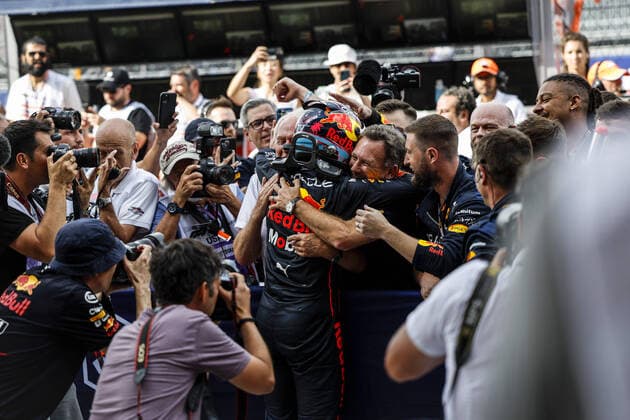 VERSTAPPEN Max (ned), Red Bull Racing RB18, portrait, celebrating his win with HORNER Christian (gbr), Team Principal of Red Bull Racing during the Formula 1 Crypto.com Miami Grand Prix 2022, 5th round of the 2022 FIA Formula One World Championship, WM, Weltmeisterschaft on the Miami International Autodrome, from May 6 to 8, 2022 in Miami Gardens, Florida, United States of America - F1 - MIAMI GRAND PRIX 2022 - RACE DPPI Panoramic _DEL1340_1