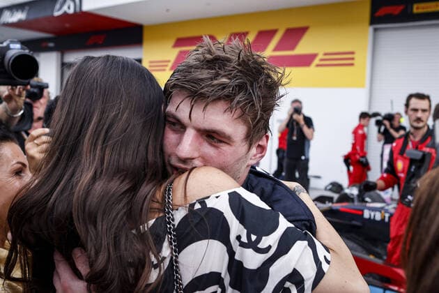 VERSTAPPEN Max (ned), Red Bull Racing RB18, portrait, celebrating his win with his girl friend Kelly during the Formula 1 Crypto.com Miami Grand Prix 2022, 5th round of the 2022 FIA Formula One World Championship, WM, Weltmeisterschaft on the Miami International Autodrome, from May 6 to 8, 2022 in Miami Gardens, Florida, United States of America - F1 - MIAMI GRAND PRIX 2022 - RACE DPPI Panoramic _R5_0319