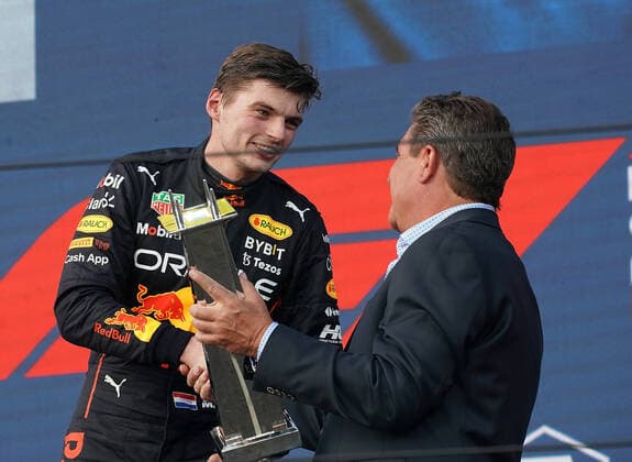 FORMULA 1 CRYPTO COM MIAMI GRAND PRIX 08 05 2022, Miami International Autodrome, Miami, FORMULA 1 CRYPTO COM MIAMI GRAND PRIX ,in picture winner Max Verstappen NEL , Oracle Red Bull Racing gets the winners cup from football legend Dan Marino nordphotoxGmbHx xBratic nph00250