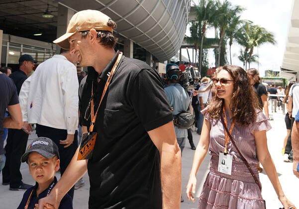 FORMULA 1 CRYPTO COM MIAMI GRAND PRIX 08 05 2022, Miami International Autodrome, Miami, FORMULA 1 CRYPTO COM MIAMI GRAND PRIX ,in picture actor Ashton Kutscher with partner Mila Kunis nordphotoxGmbHx xBratic nph00250