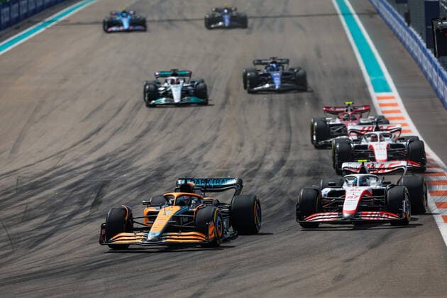 03 RICCIARDO Daniel (aus), McLaren F1 Team MCL36, 47 SCHUMACHER Mick (ger), Haas F1 Team VF-22 Ferrari, action during the Formula 1 Crypto.com Miami Grand Prix 2022, 5th round of the 2022 FIA Formula One World Championship, WM, Weltmeisterschaft on the Miami International Autodrome, from May 6 to 8, 2022 in Miami Gardens, Florida, United States of America - F1 - MIAMI GRAND PRIX 2022 - RACE DPPI Panoramic 20220508_GOOD0451