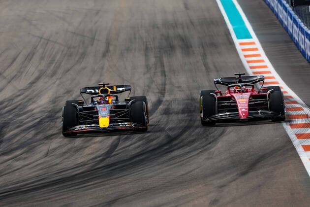 01 VERSTAPPEN Max (nld), Red Bull Racing RB18, 16 LECLERC Charles (mco), Scuderia Ferrari F1-75, action during the Formula 1 Crypto.com Miami Grand Prix 2022, 5th round of the 2022 FIA Formula One World Championship, WM, Weltmeisterschaft on the Miami International Autodrome, from May 6 to 8, 2022 in Miami Gardens, Florida, United States of America - F1 - MIAMI GRAND PRIX 2022 - RACE DPPI Panoramic 20220508_GOOD0590