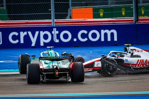 47 SCHUMACHER Mick (ger), Haas F1 Team VF-22 Ferrari, 05 VETTEL Sebastian (ger), Aston Martin F1 Team AMR22, action crash, accident, during the Formula 1 Crypto.com Miami Grand Prix 2022, 5th round of the 2022 FIA Formula One World Championship, WM, Weltmeisterschaft on the Miami International Autodrome, from May 6 to 8, 2022 in Miami Gardens, Florida, United States of America - F1 - MIAMI GRAND PRIX 2022 - RACE DPPI Panoramic 20220508_GOOD1179