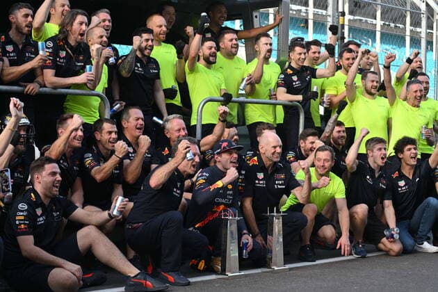 Sport Bilder des Tages VERSTAPPEN Max (ned), Red Bull Racing RB18, portrait celebration HORNER Christian (gbr), Team Principal of Red Bull Racing, portrait during the Formula 1 Crypto.com Miami Grand Prix 2022, 5th round of the 2022 FIA Formula One World Championship, WM, Weltmeisterschaft on the Miami International Autodrome, from May 6 to 8, 2022 in Miami Gardens, Florida, United States of America - F1 - MIAMI GRAND PRIX 2022 - RACE DPPI Panoramic 00122014_08-05-2022-MIA-4069-PVE