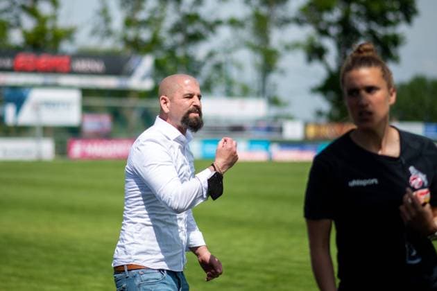 Sascha Glass 1 FC Koeln, coach gestures, GER, SC Sand vs FC Koeln, Flyeralarm Frauen Bundesliga, 21 Spieltag, 08 05 2022, Spielzeit 2021 2022 GER, SC Sand vs FC Koeln, Flyeralarm Frauen Bundesliga, 21 Spieltag, 08 05 2022, Spielzeit 2021 2022 Copyright: xEibner Memmlerx EP_MMR