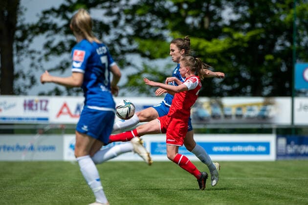 Michaela Brandenburg SC Sand in duel with Laura Donhauser 1 FC Koeln , GER, SC Sand vs FC Koeln, Flyeralarm Frauen Bundesliga, 21 Spieltag, 08 05 2022, Spielzeit 2021 2022 GER, SC Sand vs FC Koeln, Flyeralarm Frauen Bundesliga, 21 Spieltag, 08 05 2022, Spielzeit 2021 2022 Copyright: xEibner Memmlerx EP_MMR