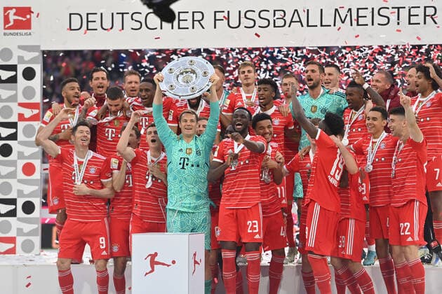 Team photo,team,team photo, Manuel NEW goalkeeper Bayern Muenchen with cup,championship cup,cup,trophaee, cheers,joy,enthusiasm,award ceremony,cup handover football 1 Bundesliga season 2021 2022, 33 matchday, matchday33 FC Bayern Muenchen VFB Stuttgart 2 2 on 08 05 2022, A L L I A N Z A R E N A Muenchen