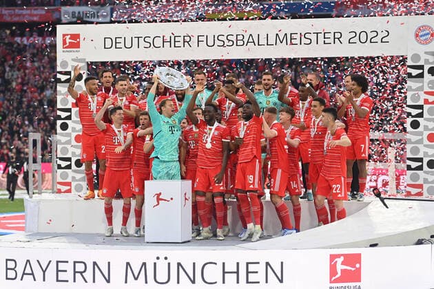 Team photo,team,team photo, Manuel NEW goalkeeper Bayern Muenchen with cup,championship cup,cup,trophaee, cheers,joy,enthusiasm,award ceremony,cup handover football 1 Bundesliga season 2021 2022, 33 matchday, matchday33 FC Bayern Muenchen VFB Stuttgart 2 2 on 08 05 2022, A L L I A N Z A R E N A Muenchen
