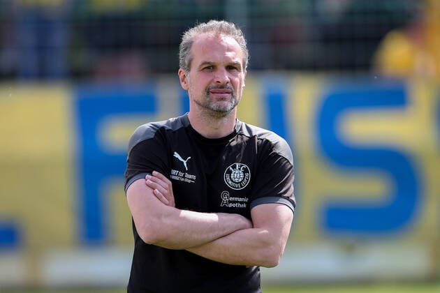 Leipzig, 07 05 2022, Alfred Kunze Sportpark, Football, Men, Regionalliga Nordost, Season 2021 2022, 37 Matchday , BSG Chemie Leipzig 1 FC Lokomotive Leipzig , In picture Coach Almedin Civa, Lok Leipzig ,
