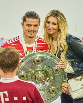 Winners ceremony with Katja Kühne, girlfriend of Marcel Sabitzer, FCB 18 after the match FC BAYERN MÜNCHEN - VFB STUTTGART 2-2 1.German Football League on Mai 08, 2022 in Munich, Germany. Season 2021 2022, match day 33, 1.Bundesliga, Muenchen, 33.Spieltag. FCB,