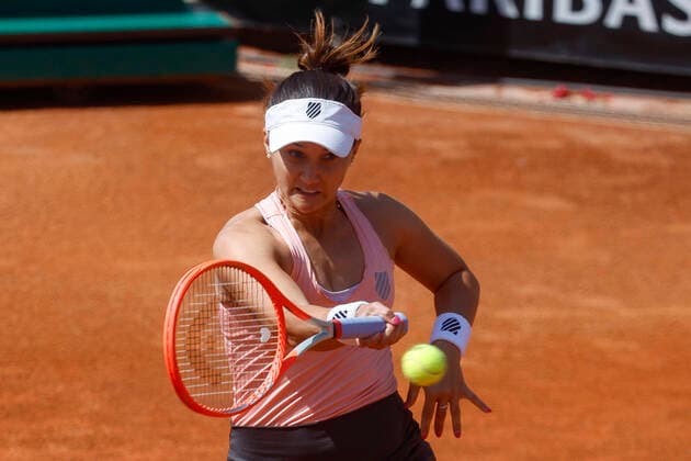 May 10, 2022, ROME, ITALY: Lauren Davis of US in action against Jelena Ostapenko of Latvia, during their women™s singles first round match at the Italian Open tennis tournament in Rome, Italy, 10 May 2022..ANSA FABIO FRUSTACI ROME ITALY - ZUMAa110 20220510_zaf_a110_013 Copyright: xFabioxFrustacix