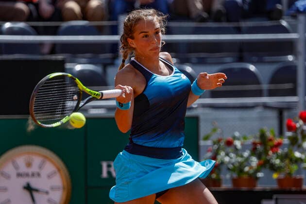 May 10, 2022, ROME, ITALY: Lucia Bronzetti of Italy in action against Camila Osorio of Colombia, during their women™s singles first round match at the Italian Open tennis tournament in Rome, Italy, 10 May 2022..ANSA FABIO FRUSTACI ROME ITALY - ZUMAa110 20220510_zaf_a110_034 Copyright: xFabioxFrustacix
