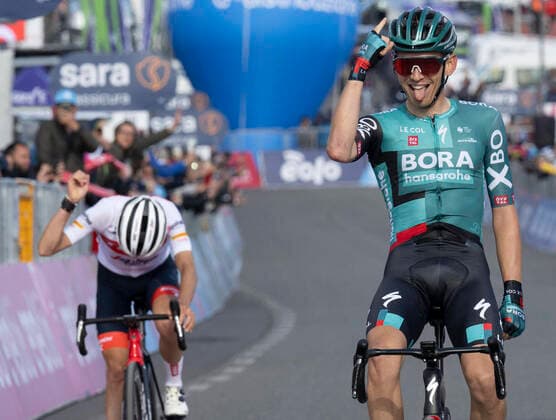 Bilder des Jahres 2022, Sport 05 Mai Sport Themen der Woche KW19 Sport Bilder des Tages May 10, 2022, ETNA-NICOLOSI, ITALY: German rider Lennard Kamna of Bora team celebrates after winning the fourth stage of 105th Giro d Italia cycling tour, a race over of 172 km from Avola to Etna-Nicolosi, Italy, 10 May 2022. .ANSA MAURIZIO BRAMBATTI ETNA-NICOLOSI ITALY - ZUMAa110 20220510_zaf_a110_058 Copyright: xMaurizioxBrambattix