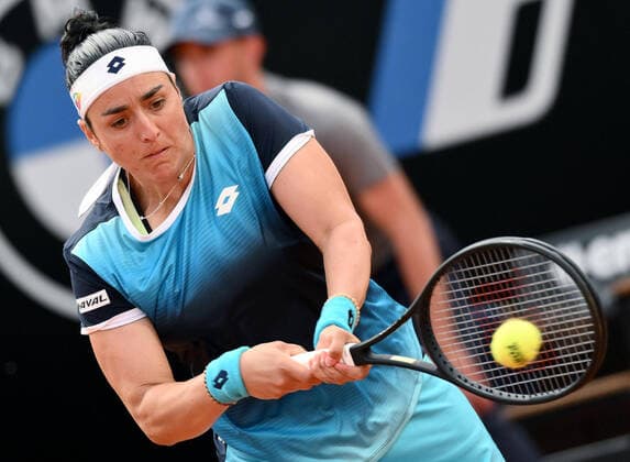 May 10, 2022, ROME: Ons Jabeur of Tunisia in action against Sorana Cirstea of Romania during their women s singles first round match at the Italian Open tennis tournament in Rome, Italy, 10 May 2022. ANSA ETTORE FERRARI ROME - ZUMAa110 20220510_zaf_a110_075 Copyright: xEttorexFerrarix