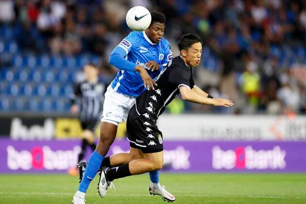 GENK, BELGIUM - MAY 10 : Morioka Ryota midfielder of Charleroi and Ouattara Aziz Mohammed midfielder of KRC Genk during the Jupiler Pro League Europe Play-Off 2 match between Krc Genk and Sporting Charleroi on May 10, 2022 in Genk, Belgium, 10 05 2022 ( Krc Genk v Sporting Charleroi - Jupiler Pro League Europe Play-Off PhotoNews Panoramic 