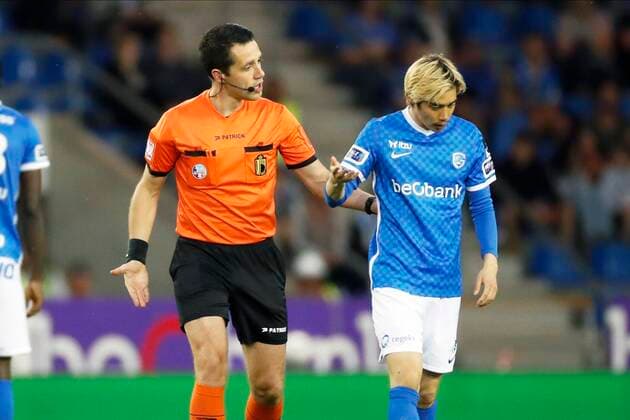 GENK, BELGIUM - MAY 10 : referee Jasper Vergoote and Ito Junya forward of KRC Genk during the Jupiler Pro League Europe Play-Off 2 match between Krc Genk and Sporting Charleroi on May 10, 2022 in Genk, Belgium, 10 05 2022 ( Krc Genk v Sporting Charleroi - Jupiler Pro League Europe Play-Off PhotoNews Panoramic 