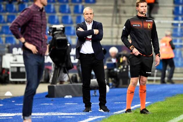GENK, BELGIUM - MAY 10 : Storck Bernd head coach of KRC Genk during the Jupiler Pro League Europe Play-Off 2 match between Krc Genk and Sporting Charleroi on May 10, 2022 in Genk, Belgium, 10 05 2022 ( Krc Genk v Sporting Charleroi - Jupiler Pro League Europe Play-Off PhotoNews Panoramic 